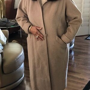 Elegant Tan Wool Coat with real  Fur Collar mink